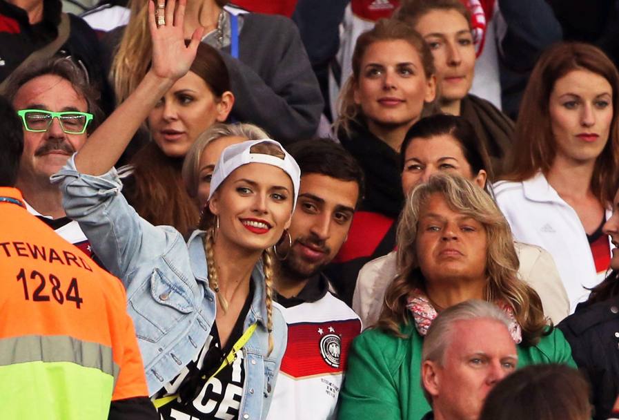 Germania-Algeria vista dagli spalti. Ecco Lena Gercke, fidanzata di Sami Khedira, con il fratello del calciatore, Denny, e la madre di lui, Doris. Epa
